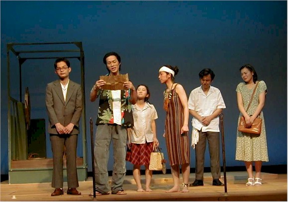 左から、岡本(松本陽一) 太田黒(富沢謙二) ミヨ(長山典子)